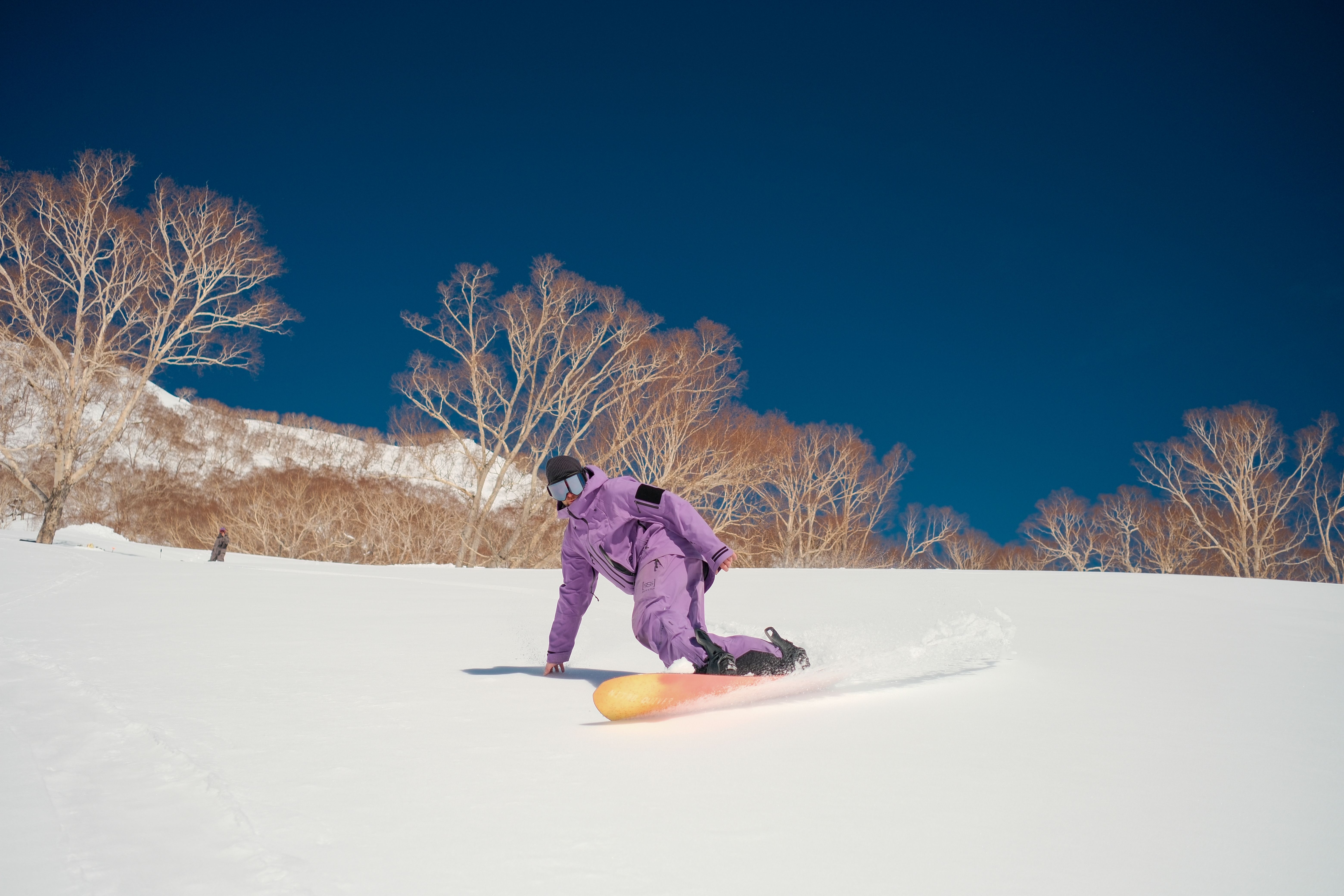 Snowboarding through fresh snow in Hakuba