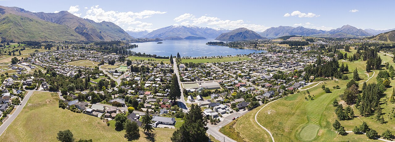 Wānaka township beside the lake and surrounding mountains