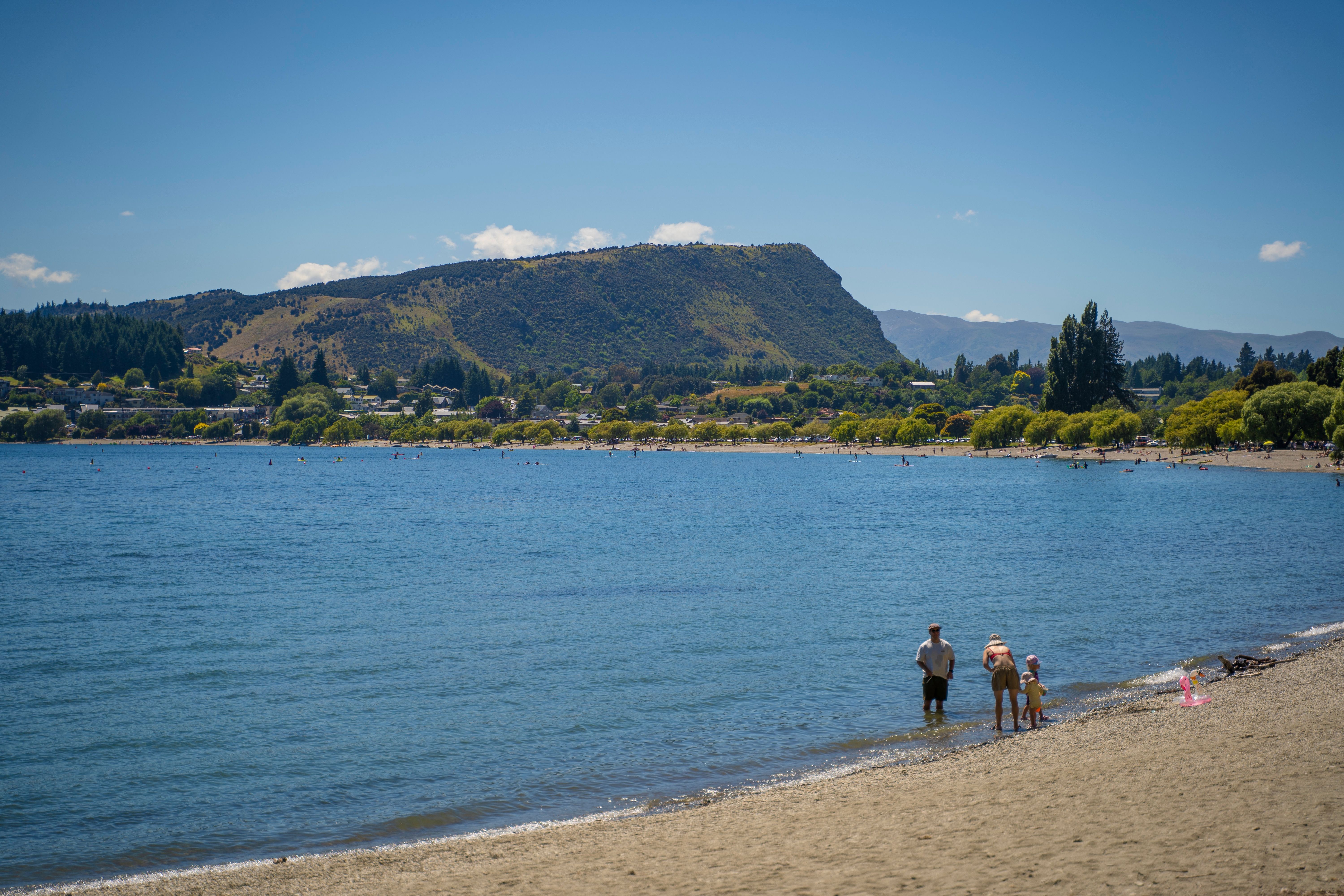 A family enjoying the shore of Lake Wānaka
