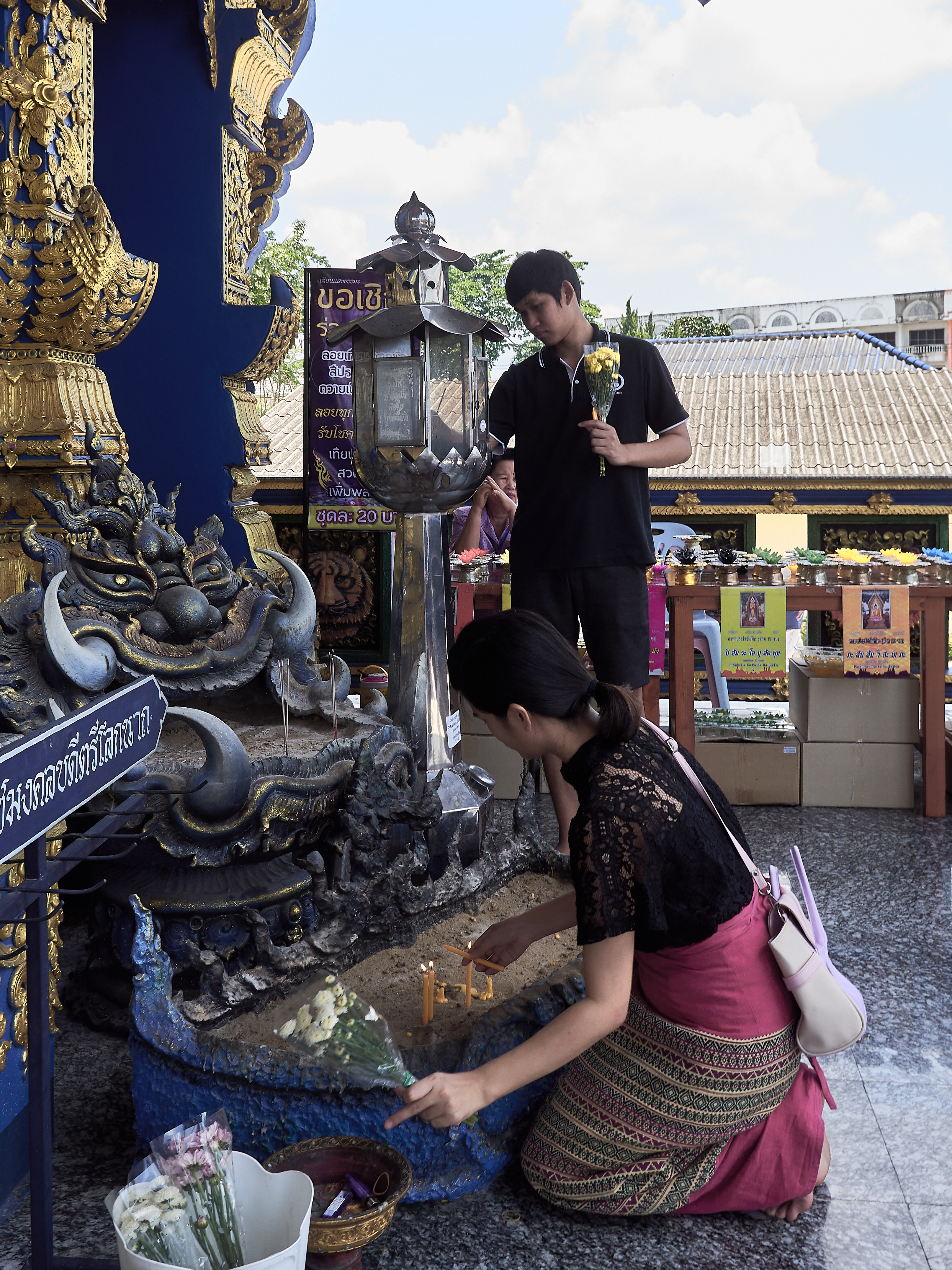 Fieles en el Templo Azul (Wat Rong Suea Ten), Chiang Rai, Tailandia (49769780413).jpg