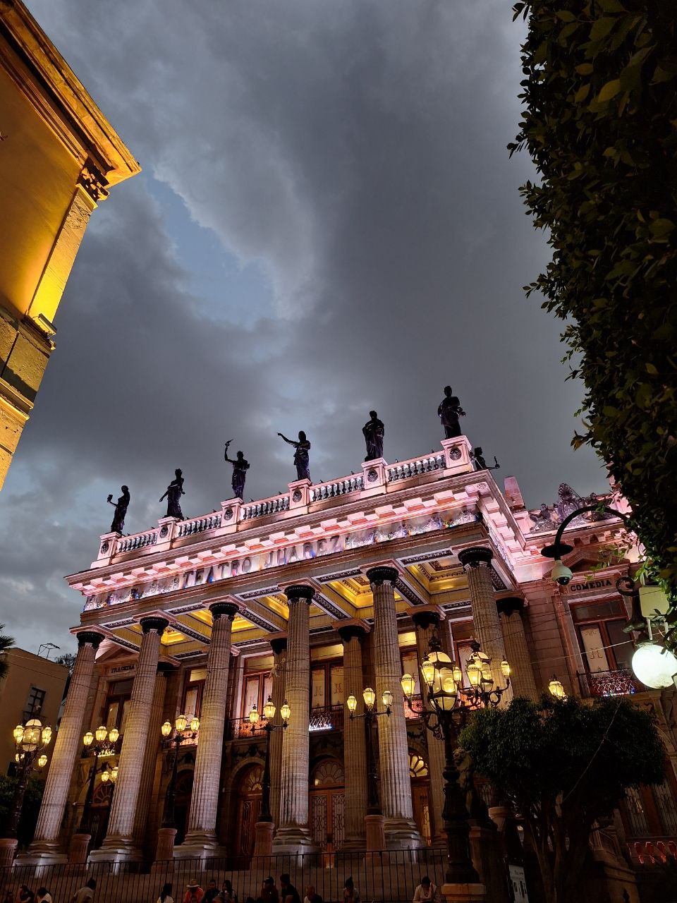 Vista del Teatro Juárez desde el Jardín la Unión en Guanajuato.jpg