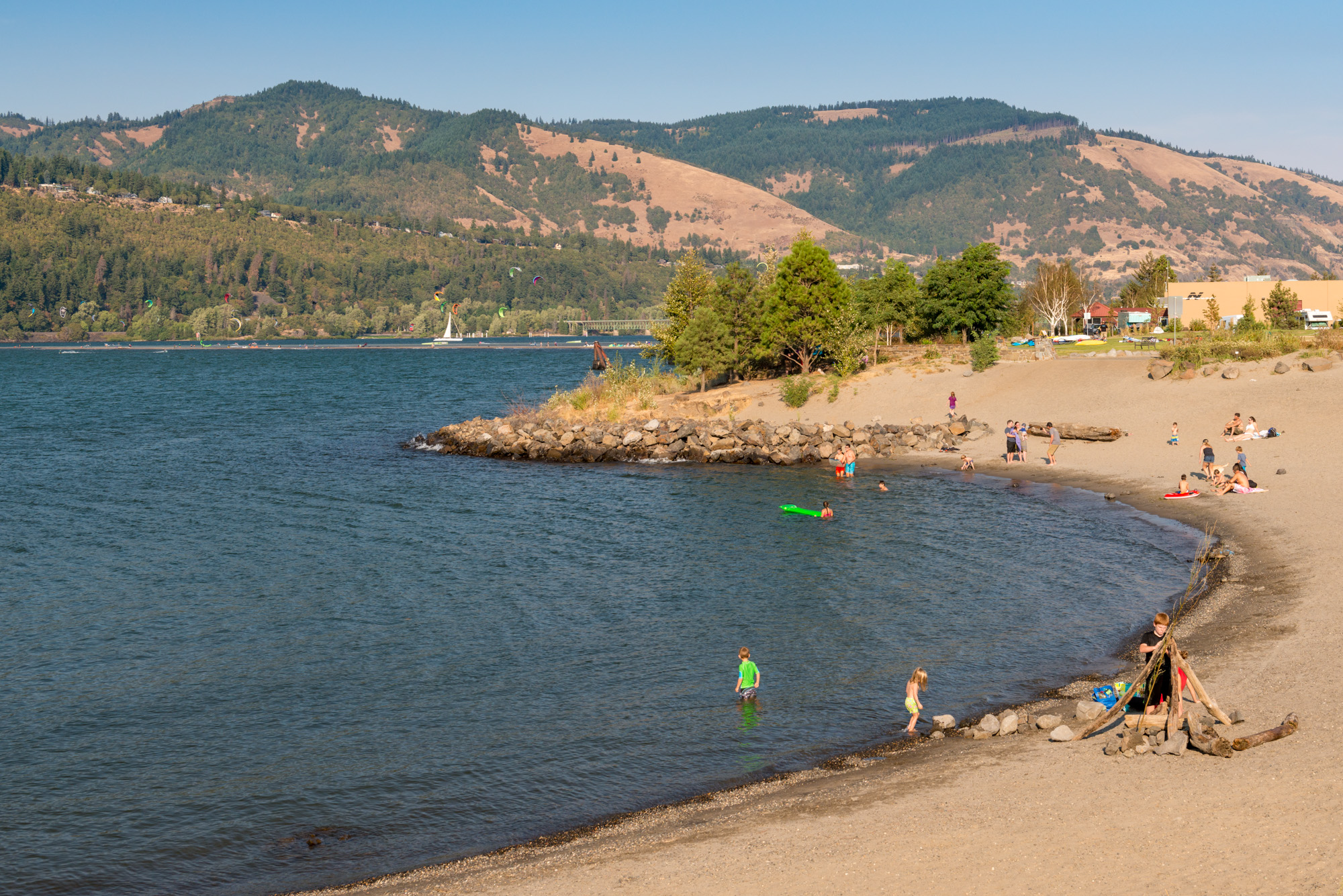 Hood River Waterfront Park along the Columbia River - DPLA - e75ab9ad5dd40d2d6d359e7f68bcb47b.jpg